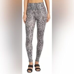 NWT SPANX®
🔥Faux Leather Snakeskin Print Leggings🔥